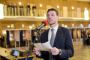 mand taler i mikrofon