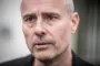 mand kigger intenst