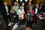 politikere står i samlet flok