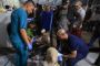 En såret palæstinenser modtager behandling på Al-Ahli Arab Hospital i Gaza By efter et israelsk angreb onsdag.