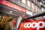 Et rødt Coop-skilt foran en superbrugsen