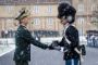 Kong Frederik overrækker i snevejr "Kongens Ur" under en parade på Livgardens Kaserne i København.