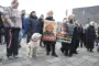 mennesker demonstrerer med skilte