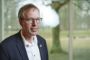 Knud Vincent foran en glasrude