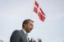 Msserschmidt fotograferet nedefra med et dannebrog over hovedet