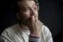 Pilou Asbæk ser eftertænksom ud i hvid t-shirt med hånden op mod munden