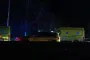 To ambulancer og en politibil holder ved ulykkesstedet