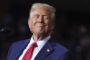 Trump smiler selvtilfreds
