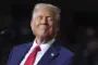 Trump smiler selvtilfreds