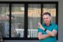 mand poserer ved vindue