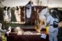 personer i dragter afliver kalkuner