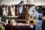 personer i dragter afliver kalkuner