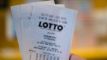 person holder Lotto-kupon