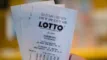 person holder Lotto-kupon