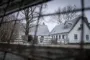 Gård set gennem hegn