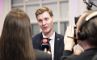 Lasse Frimand Jensen taler med journalister