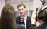 Lasse Frimand Jensen taler med journalister