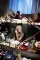 Vivienne McKee tager makeup på ved et sminkespejl