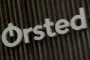 skilt hænger på bygning