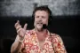 mand taler i mikrofon