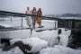 tre mennesker på badefro i frostvejr