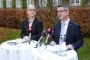 mand og kvinde bag udendørs bord