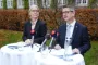 mand og kvinde bag udendørs bord