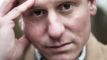 Robert Hansen close-up, kigger i kameraet med hånden ved hovedet