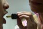 En person får en pipette ind i munden