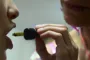 En person får en pipette ind i munden