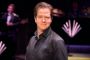 Thomas WArberg kigger direkte ind i kameraet med et hævet øjenbryn og skælmsk smil