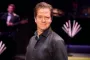 Thomas WArberg kigger direkte ind i kameraet med et hævet øjenbryn og skælmsk smil