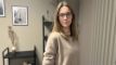 Anni Schmidt Pedersen i en stue