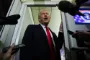 præsident trump i blå jakke