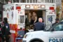 Folk arbejder foran en åben ambulance