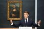 Mand står foran portræt af Mona Lisa