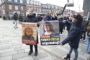 Demonstranter fremviser falske valgplakater