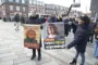 Demonstranter fremviser falske valgplakater