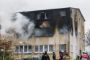 en bygning i brand