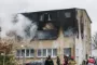 en bygning i brand