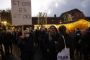 demonstration på torv i mindre by