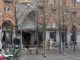 brandfolk udenfor en bygning