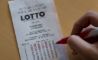 hånd med kuglepen udfylde lotto-kupon