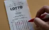 hånd med kuglepen udfylde lotto-kupon