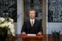 kong frederik sidder ved bord 