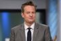 Matthew Perry i jakke og slips.  Billedet er skåret fra brystet og op