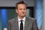 Matthew Perry i jakke og slips.  Billedet er skåret fra brystet og op