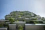 En række altaner med planter set nedefra