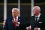 Donald Trump og Fifa-præsident Infantino har udviklet et venskabeligt forhold. Her ankommer de sammen til fredagens lodtrækning i Washington D.C.