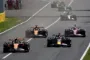 En række formel 1 biler i gang med et løb